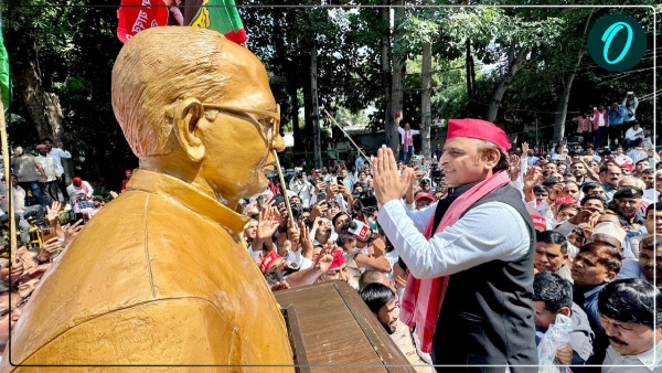 Akhilesh Yadav garlanded the statue of Jayaprakash