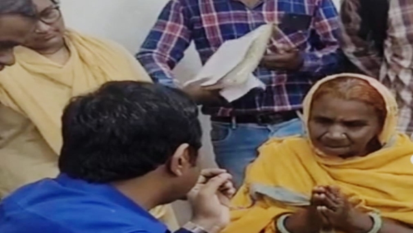 elderly woman thrown out of the house by her old son public hearing Collector Kaushalendra