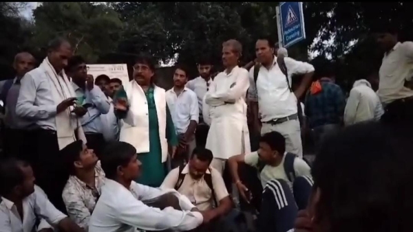 Agitation of guest teachers in Bhopal Police action and lathi charge Demand for regularization