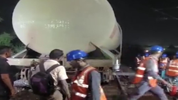 People came to fill diesel with buckets and cans in Ratlam goods train derailed collector reached the spot