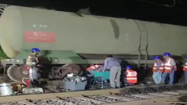 People came to fill diesel with buckets and cans in Ratlam goods train derailed collector reached the spot