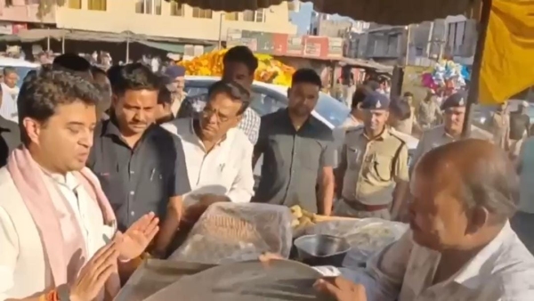 The aroma of pumpkin halwa in Kolaras Shivpuri attracted Union Minister Jyotiraditya Scindia