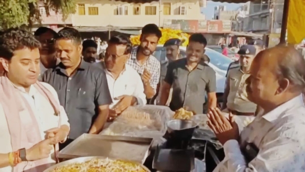 The aroma of pumpkin halwa in Kolaras Shivpuri attracted Union Minister Jyotiraditya Scindia