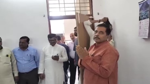 Know the whole truth about BJP MLA Pradeep Patel bowing down and folding hands in front of IG and ASP