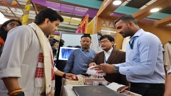 Minister Jyotiraditya Scindia had a special meeting with weavers and artists tour and see products Minister Jyotiraditya Scindia had a special meeting with weavers and artists tour and see products