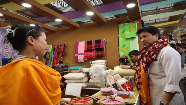 Minister Jyotiraditya Scindia had a special meeting with weavers and artists tour and see products Minister Jyotiraditya Scindia had a special meeting with weavers and artists tour and see products
