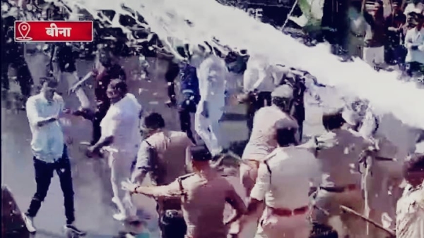 Clash between Congress workers and police outside the office of MLA Nirmala Sapre in Bina