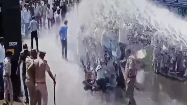Clash between Congress workers and police outside the office of MLA Nirmala Sapre in Bina