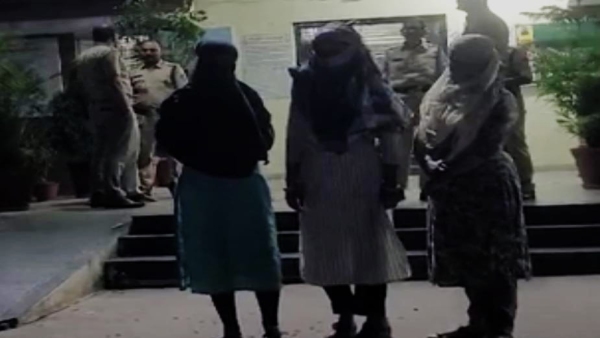 In Dewas girls accused policemen of robbery said- called them robber brides