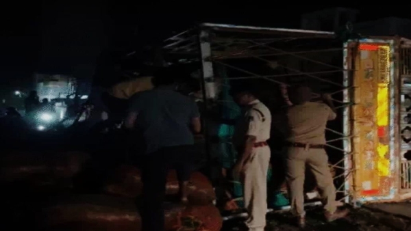 Major truck accident in Barwani father son and nephew will be cremated together Major truck accident in Barwani father son and nephew will be cremated together