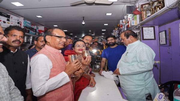 Minister Shivraj Singh Chouhan buys utensils with his wife Sadhana Singh on Dhanteras
