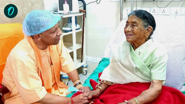 UP CM Yogi Adityanath mother admitted in hospital know what doctors told what problem mother facing