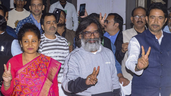 Anti-incumbency defeat by JMM