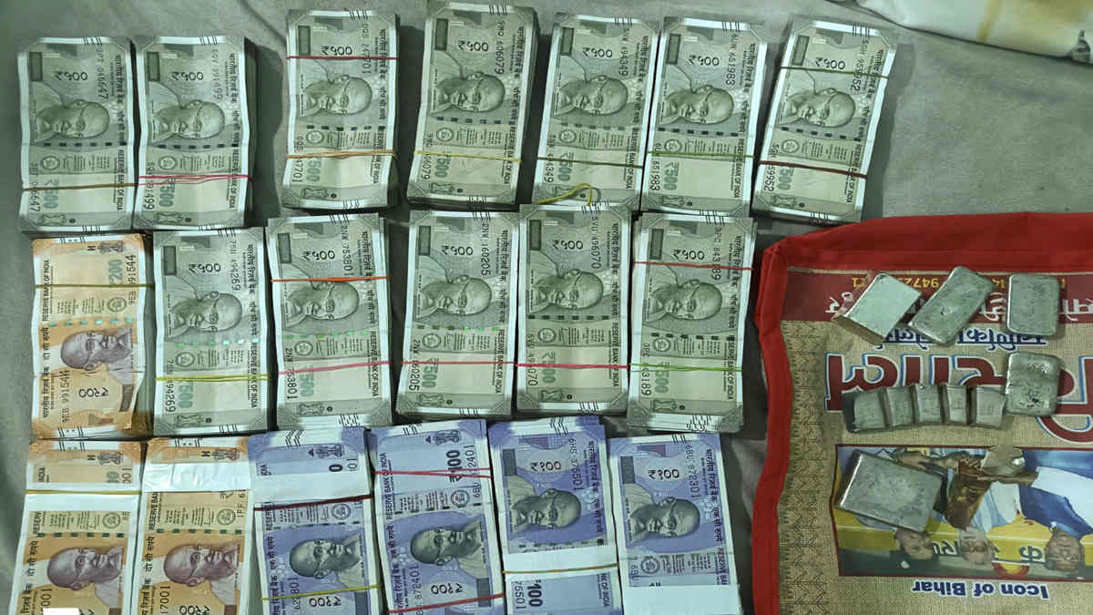 Jharkhand: झारखंड में अवैध खनन को लेकर CBI का बड़ा एक्शन, 50 लाख रुपए कैश,  1 सोना किलो जब्त | Jharkhand Big action by CBI on illegal mining in  Jharkhand, seizure of