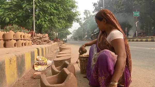 Muslim women make earthen stoves for Chhath Puja take special care of this thing Bihar News Muslim women make earthen stoves for Chhath Puja take special care of this thing Bihar News