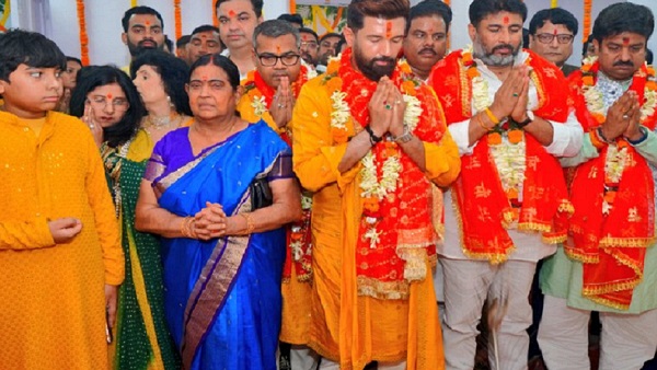 Chirag mother said that was coming with husband today came office with son is an emotional moment Chirag mother said that was coming with husband today came office with son is an emotional moment