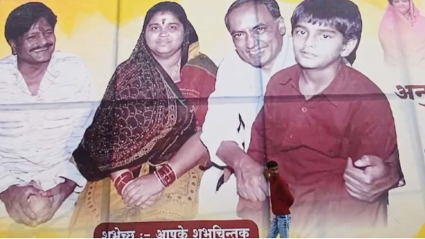 MLA s wife Anubha Munjare gravel banner controversy