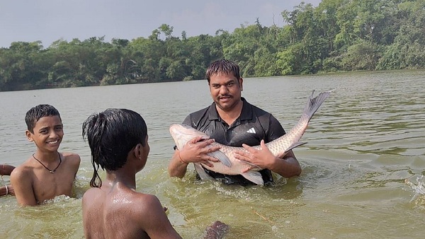 Mukesh Sahani 40 KG Fish Catch and Political Aspirations