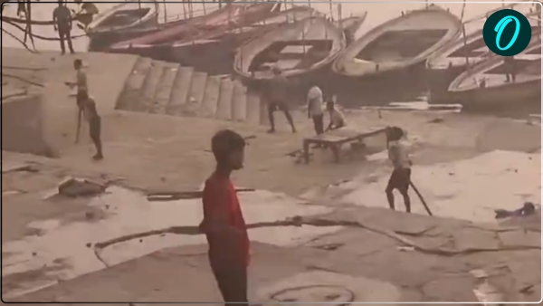passengers-on-the-boat-in-varanasi