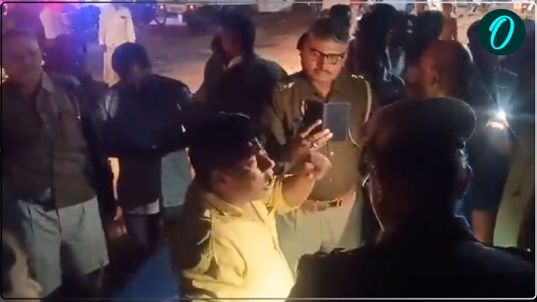 a-man-got-angry-at-the-policemen-in-Mirzapur a-man-got-angry-at-the-policemen-in-Mirzapur