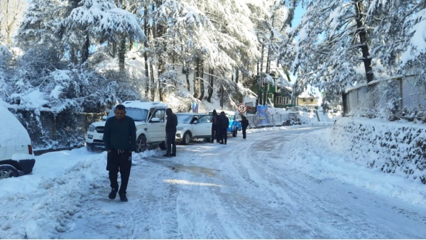 Snowfall in Kashmir cold in Madhya Pradesh