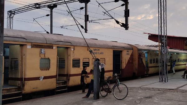 Woman Gives Birth on Train from Delhi to Jayanagar Both Mother and Baby Healthy News in Hindi
