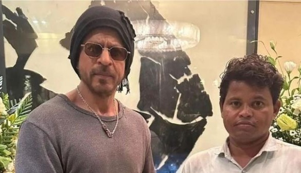 Shahrukh Khan met his fan Sher Mohammad who had been waiting for 95 days and also gave him ten thousand rupees