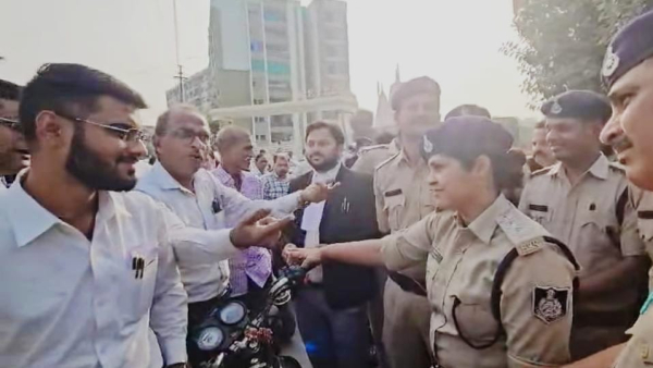 Patwari beaten by lawyers FIR registered Patwari trapped in traffic jam tried to get out Patwari beaten by lawyers FIR registered Patwari trapped in traffic jam tried to get out