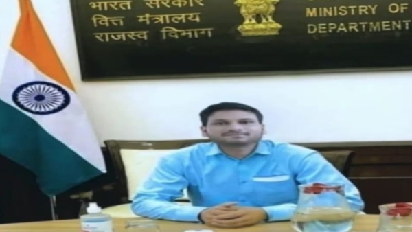 Fake IRS officer Sarvesh Kumawat caught from Rajasthan duped 25 girls and UPSC teacher