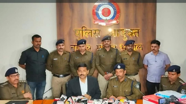 Police busted interstate gang of Bihar made fake Aadhaar PAN card bank account and SIM card