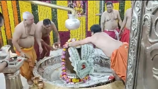 Garland of US dollars offered to Mahakal secret donation of Rs 1 lakh 51 thousand Garland of US dollars offered to Mahakal secret donation of Rs 1 lakh 51 thousand