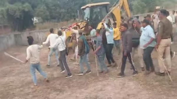 Temple encroachment in Mauganj BJP MLA Pradeep Patel arrived with bulldozer know the truth