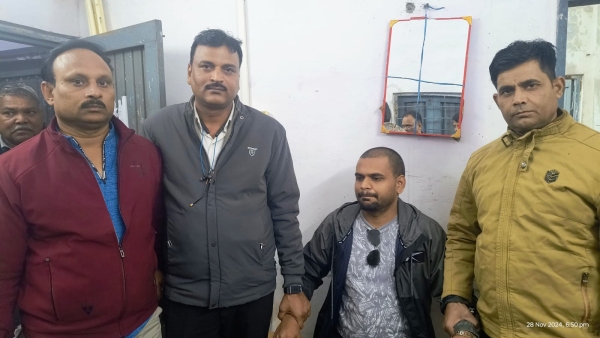 Patwari caught red handed taking bribe by Lokayukta demands bribe of Rs 4 000