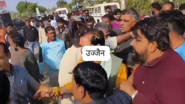 Fight with former MLA Bahadur Singh Dispute in front of Minister Gautam Tetwal viral VIDEO