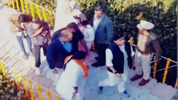 Bees target Union Minister Jyotiraditya Scindia Shivpuri Chandpatha lake incident