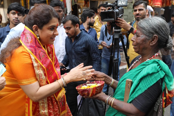 Shaina NC Mahila Hoon Maal Nahi