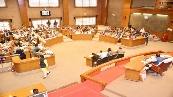 Ruckus in Municipal Corporation meeting questions on premium parking of New Market Pappu Vilas Ruckus in Municipal Corporation meeting questions on premium parking of New Market Pappu Vilas