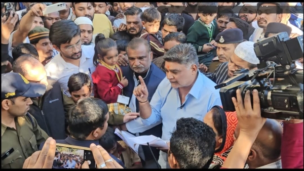 Crisis on 381 slums and 100 shops of Motinagar of Subhashnagar Vishram Ghat siege of Collectorate