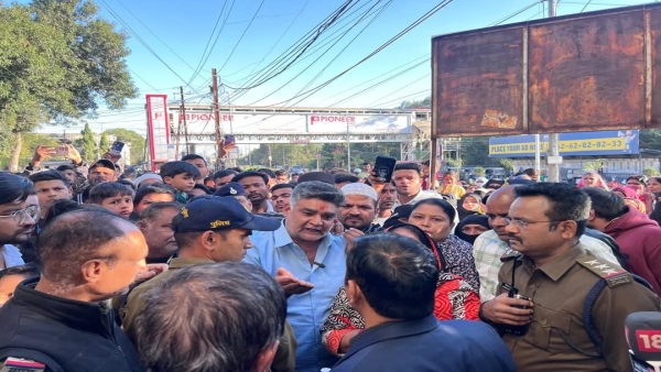 Crisis on 381 slums and 100 shops of Motinagar of Subhashnagar Vishram Ghat siege of Collectorate