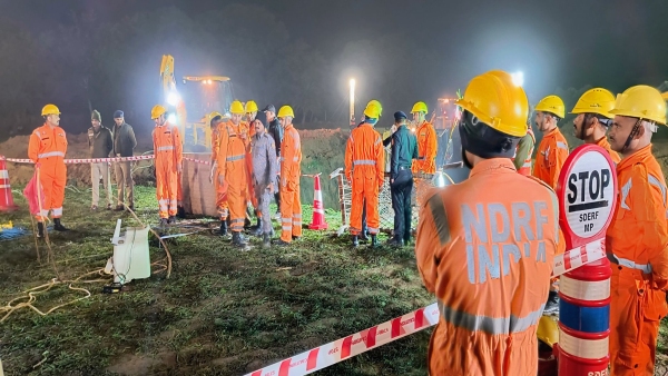 Child falls into borewell in former CM Digvijay Singh area Guna Raghogarh rescue operation