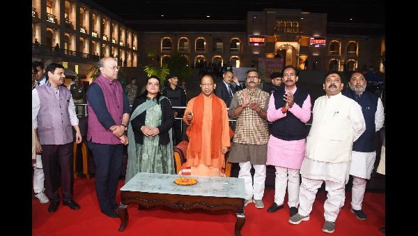  वाराणसी में मस्जिद परिसर में विरोध प्रदर्शन