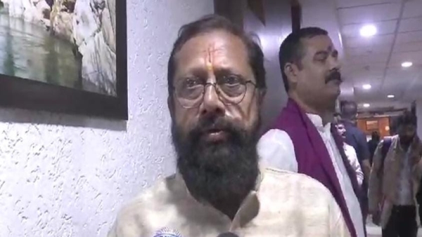 Ruckus in Municipal Corporation meeting questions on premium parking of New Market Pappu Vilas Ruckus in Municipal Corporation meeting questions on premium parking of New Market Pappu Vilas
