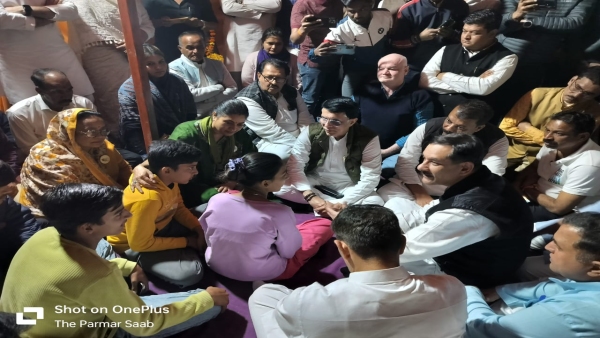 Manoj Parmar children in Ashta Congress leaders Pawan Kheda Alka Lamba and Jitu Patwari met