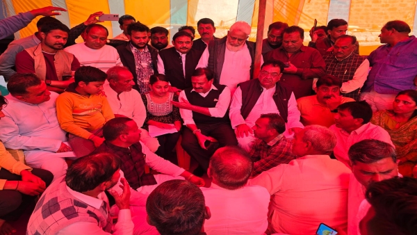 Sajjan Singh Verma and Congress helped Manoj Parmar children by giving them piggy bank worth 5 lakh Sajjan Singh Verma and Congress helped Manoj Parmar children by giving them piggy bank worth 5 lakh