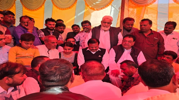 Sajjan Singh Verma and Congress helped Manoj Parmar children by giving them piggy bank worth 5 lakh Sajjan Singh Verma and Congress helped Manoj Parmar children by giving them piggy bank worth 5 lakh