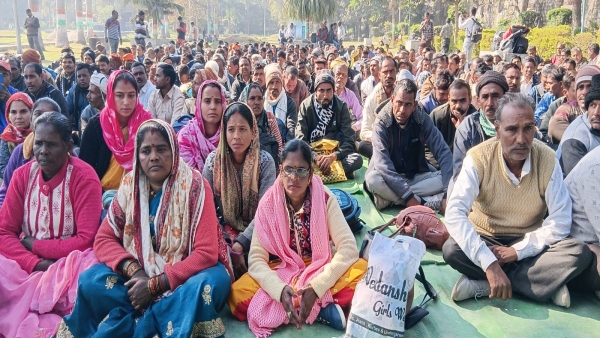 Temporary employees came to protest at the bungalows of ministers camped in Shahjahani Park