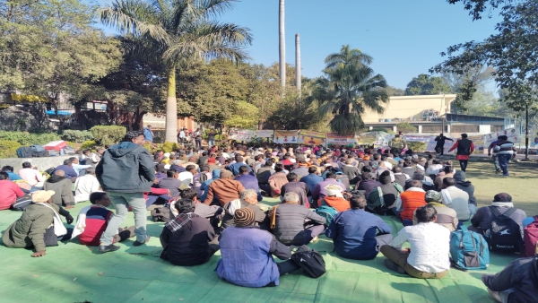 Temporary employees came to protest at the bungalows of ministers camped in Shahjahani Park