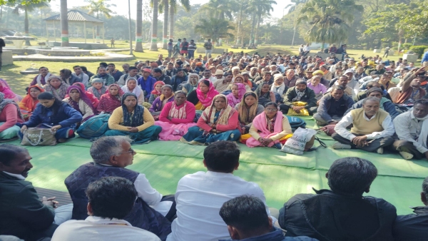 Temporary employees came to protest at the bungalows of ministers camped in Shahjahani Park
