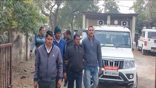 Big action by Lokayukta Rewa Naib Tehsildar Balmik Prasad arrested red handed taking bribe