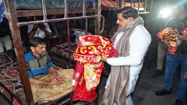 Bhopal News CM Mohan Yadav inspected night shelters mp distributed blankets to passersby